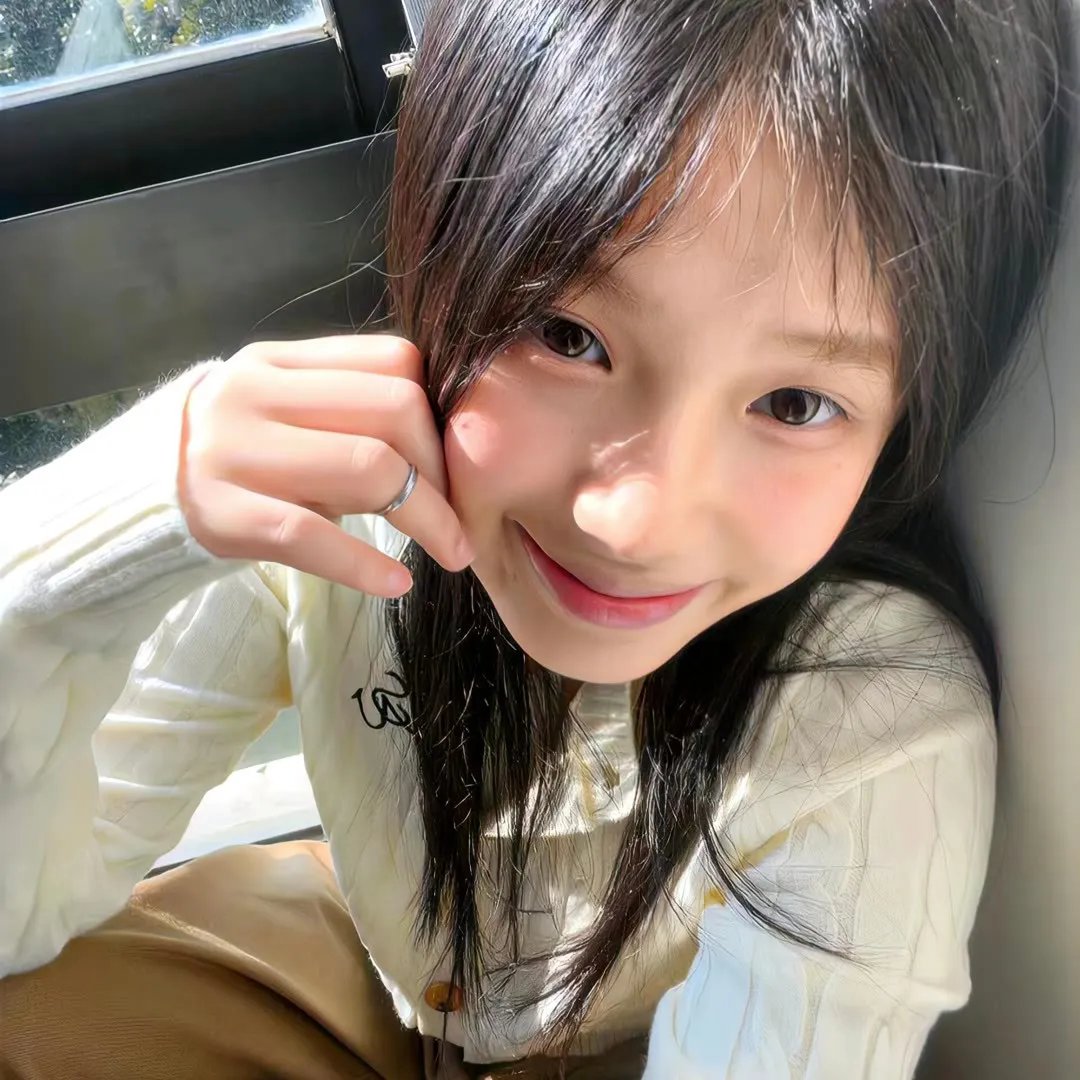 坐在酒吧里吃蛋糕